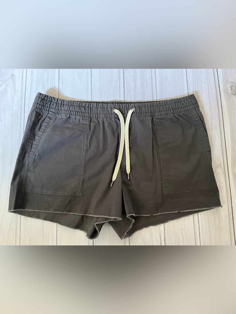Women’s Vuori vintage rip stop gray pull on raw hem elastic waist short. Large
